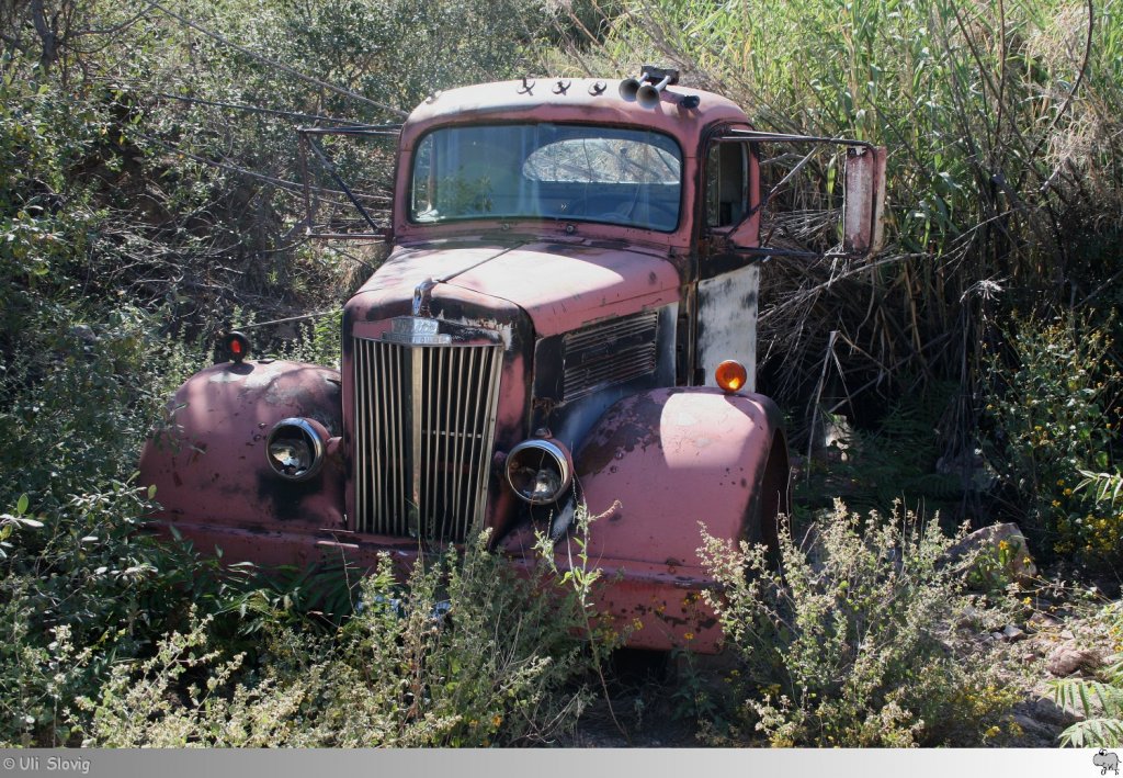Old and Rusty: White Super Power zu finden bei der groen Fahrzeugsammlung der 'Gold King Mine' in Jerome, Arizona / USA. Aufgenommen am 23. September 2011.