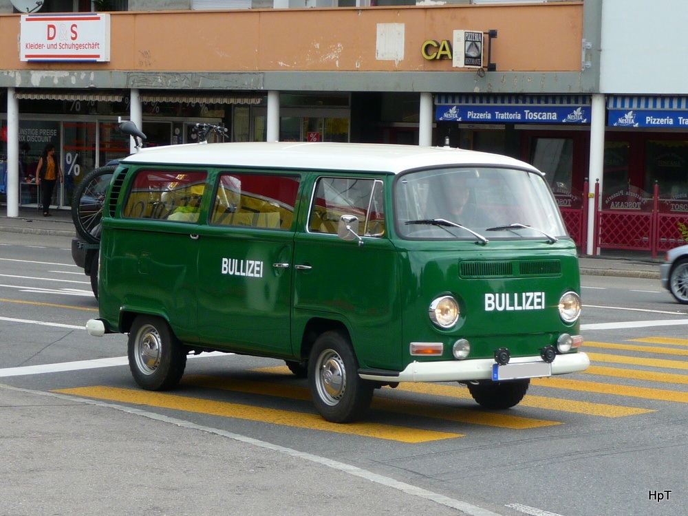 Oldtimer VW BUS unterwegs in Nidau am 21.07.2012