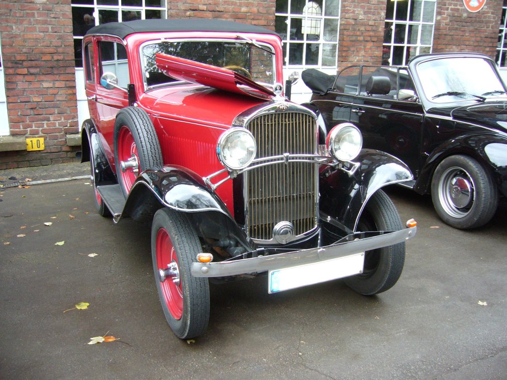 Opel 1.2 Liter (Serie B12). 1913 - 1935. Ein solcer1.2 Liter kostete im Jahr 1932, aus dem auch der abgelichtete Wagen stammt, RM 1.890,00. Dafr bekam man einen robusten Wagen mit 4-Zylinderreihenmotor, der aus 1.193 cm Hubraum 22 PS leistet. Oldtimertreffen Ennepetal am 04.11.2012.