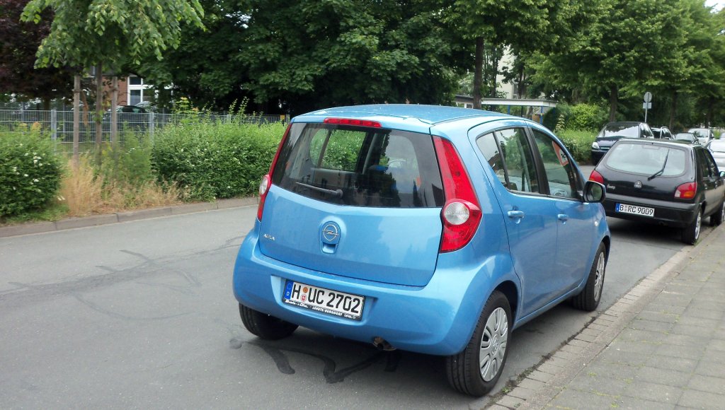 Opel Algila in der Goethestrae/Lehrte am 21.06.2010.