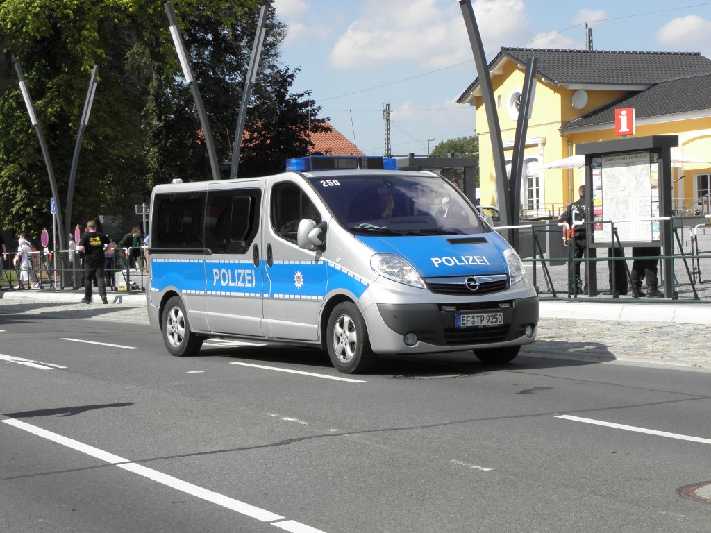 Opel als Einsatzfahrzeug der Polizei Thringen steht am Bahnhofsvorplatz von Leinefelde anl. des Eichsfeldtages, September 2011