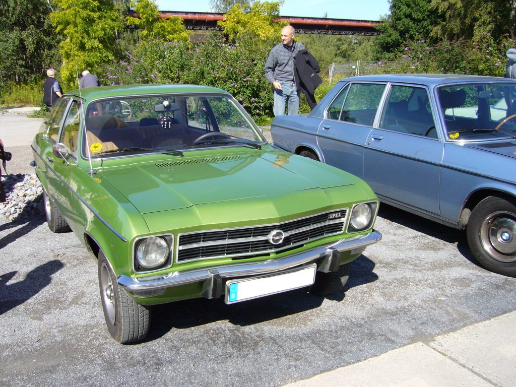 Opel Ascona A. 1970 - 1975. Der Ascona war als Aufsteigermodell fr Kadettfahrer gedacht. Hier ist ein Auto ab September 1973 zu sehen, erkenntlich am schwarzen Khlergrill. Es wurden fast 700.000 Ascona A produziert, die zu 55% in den Export gingen. Oldtimertreffen Zollverein.