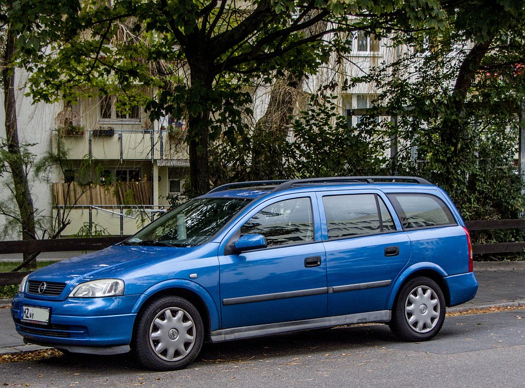 Opel Astra (Blau, Kombiversion), gesehen am 06.10.2012