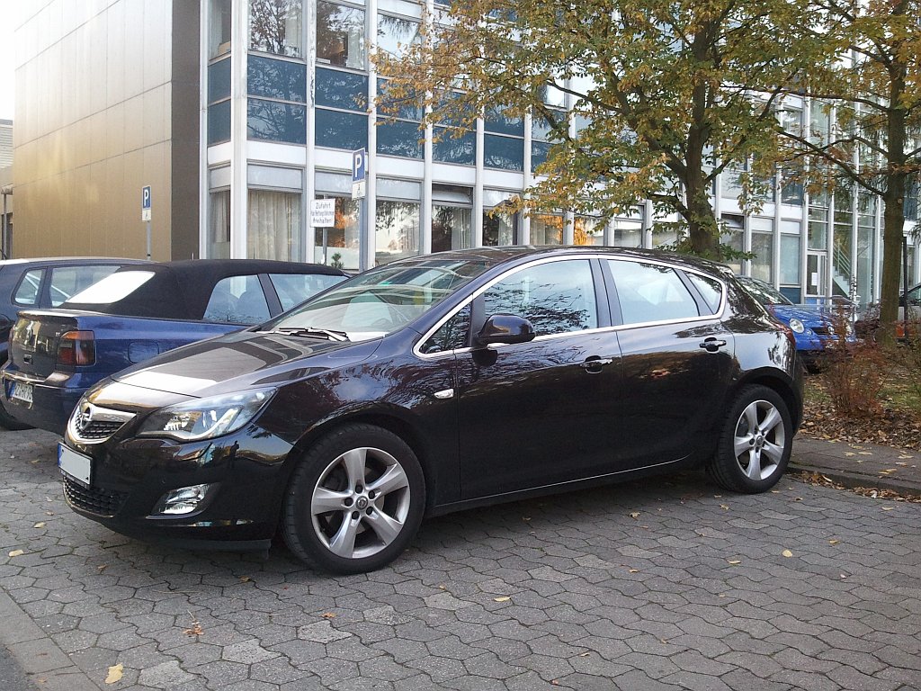 Opel Astra, fotografiert am 19.10.2012.