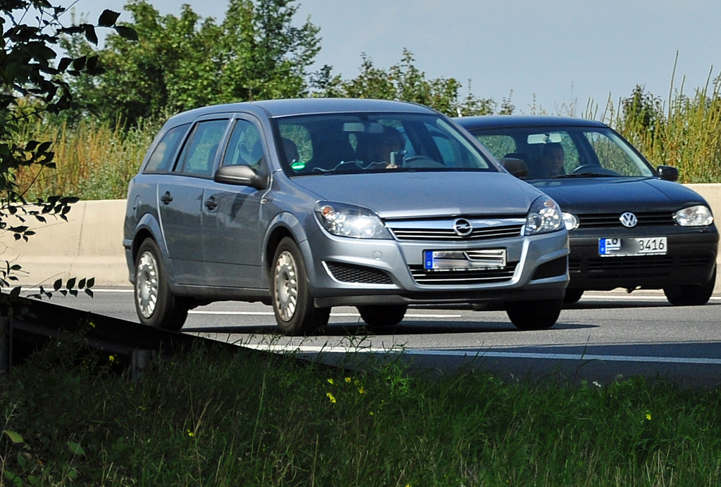 Opel Astra Kombi auf der A61 bei Miel - 17.08.2011