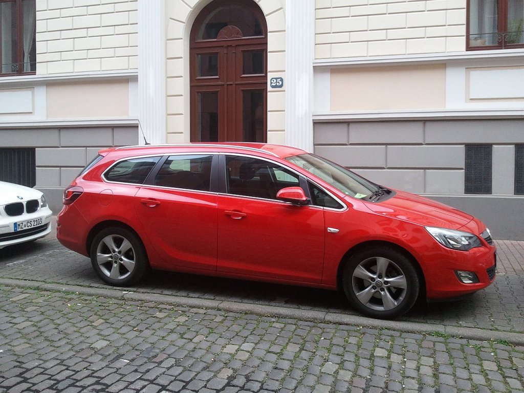 Opel Astra Tourer, fotografiert am 05.10.2012.