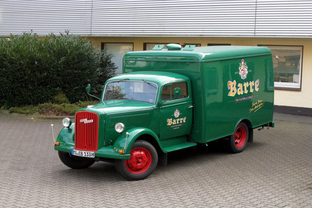 OPEL Blitz Nostalgie Fahrzeug der Barre Brauerei, Lbbecke,
hier im Hof der Brauerei am 27.10.2011.