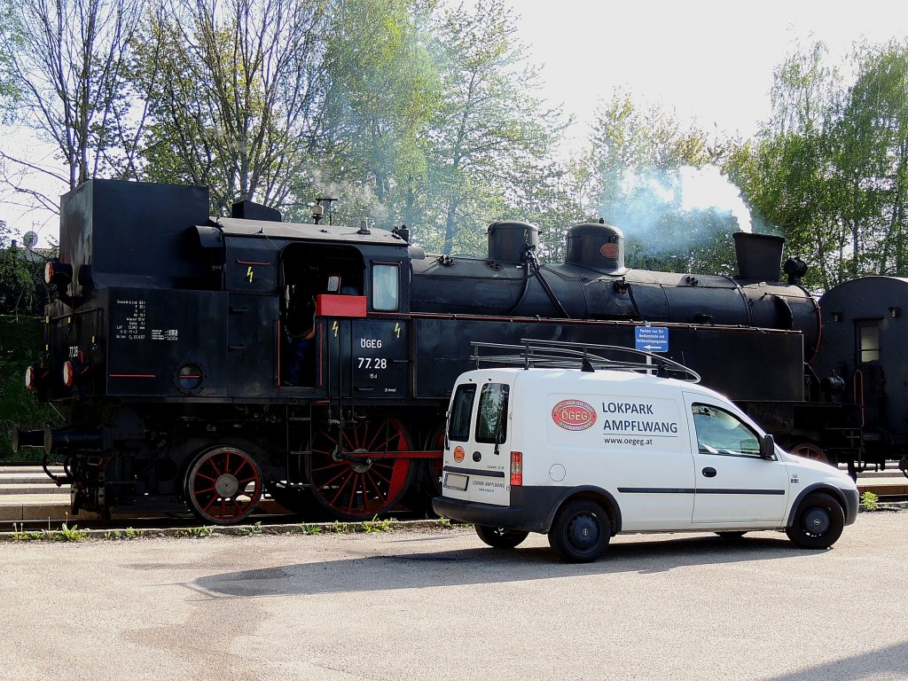 OPEL Combo vom Lokpark Ampflwang ist der Dampflok 77.28 zu Hilfe geeilt; 120501