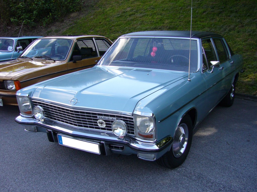 Opel Diplomat B. 1969 - 1977. Den eleganten Diplomat, das Spitzenmodell der sogenannten KAD Reihe, war in zwei Motorvarianten zu ordern. Entweder konnte ein 6-Zylinderreihenmotor mit 2.784 cm oder ein 5.354 cm groer Chevrolet V8-motor verbaut werden. Der 6-Zylinder leistet mittels einer elektronischen Bosch-Einspritzung 165 PS, whrend der V8-motor von einem Vierfachfallstromvergaser von Rochester beatmet wurde. Hier kamen 230 PS an die Kurbelwelle. Oldtimertreffen beim TV Wuppertal am 10.06.2012.