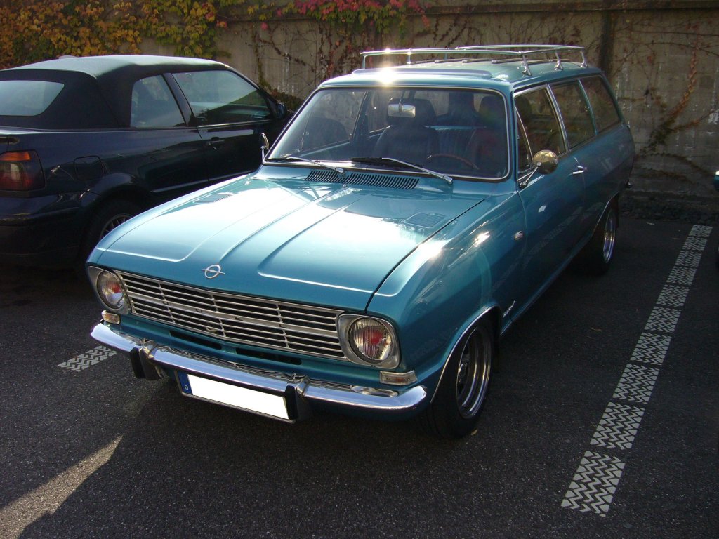 Opel Kadett B CarAvan. 1965 - 1973. Der acht Jahre lang in Bochum produzierte Kadett B war ein Millionenseller. Es gab den Kadett B in etlichen Motorisierungsvarianten. Allein vom CarAvan wurden 418.959 Einheiten produziert. Besucherparkplatz der Classic Remise am 01.11.2011.