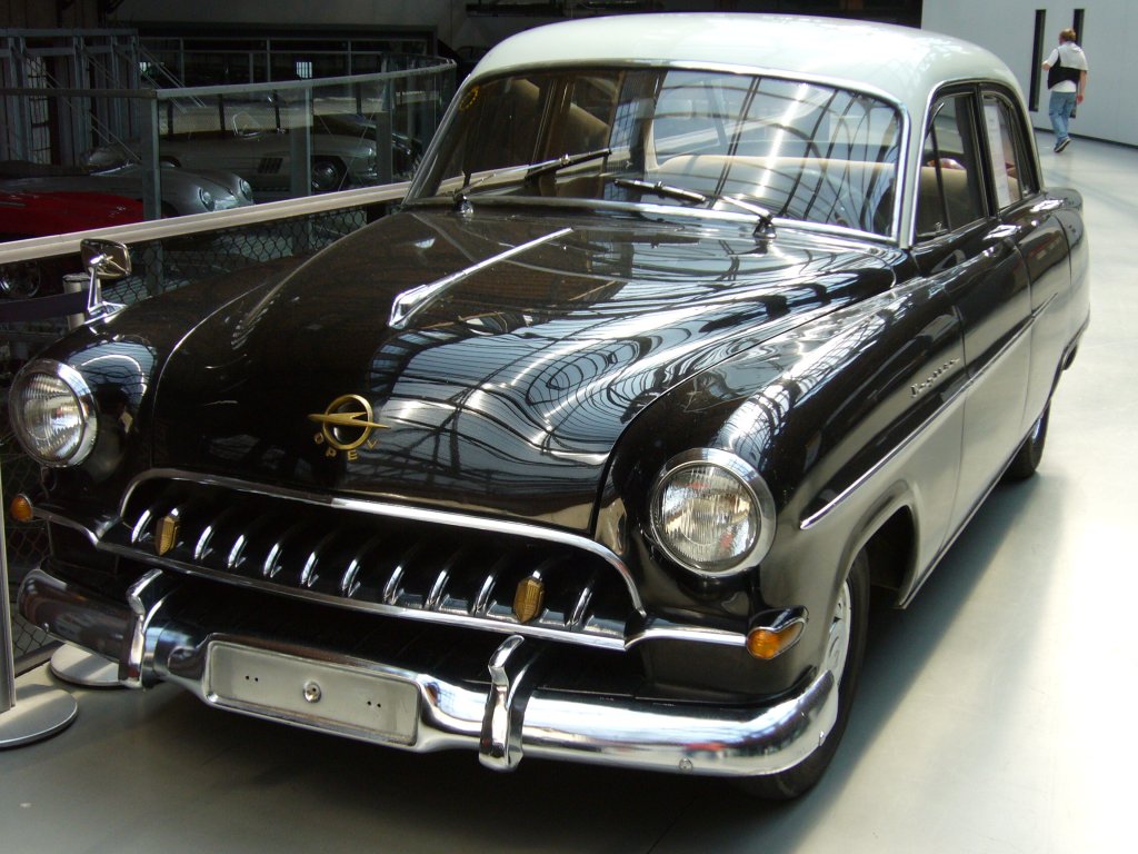 Opel Kapitn. 1954 - 1955. In beiden Modelljahrgngen gab es keine Facelifts. Der 6-Zylinderreihenmotor mit 2.473 cm leistete 68 PS. Die Motorleistung erhhte sich ab Oktober 1954 auf 71 PS. Der DM 9.660,00 teure Wagen verkaufte sich in den zwei Produktionsjahren 61.543 mal und lag somit in der Verkaufsstatistik nach dem Kfer und seinem kleinen Bruder, dem Olympia Rekord auf Platz 3 in Westdeutschland. Dieses Fahrzeug stammt aus begischem Erstbesitz. Dsseldorfer Meilenwerk 11.06.2011.