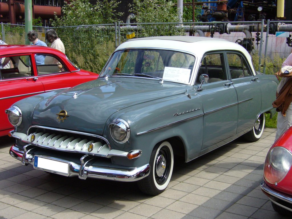 Opel Kapitn. 1954 - 1955. Von diesem Modell verkaufte Opel insgesamt 61.543 Einheiten. Ein solcher Kapitn stand im Jahr 1954 mit DM 9.660,00 in der Preisliste.
Der 6-Zylinderreihenmotor mit 2.473 cm Hubraum leistet 68 PS (erhht auf 71 PS ab Oktober 1954). Oldtimertreffen Kokerei Zollverein am 01.07.2012.