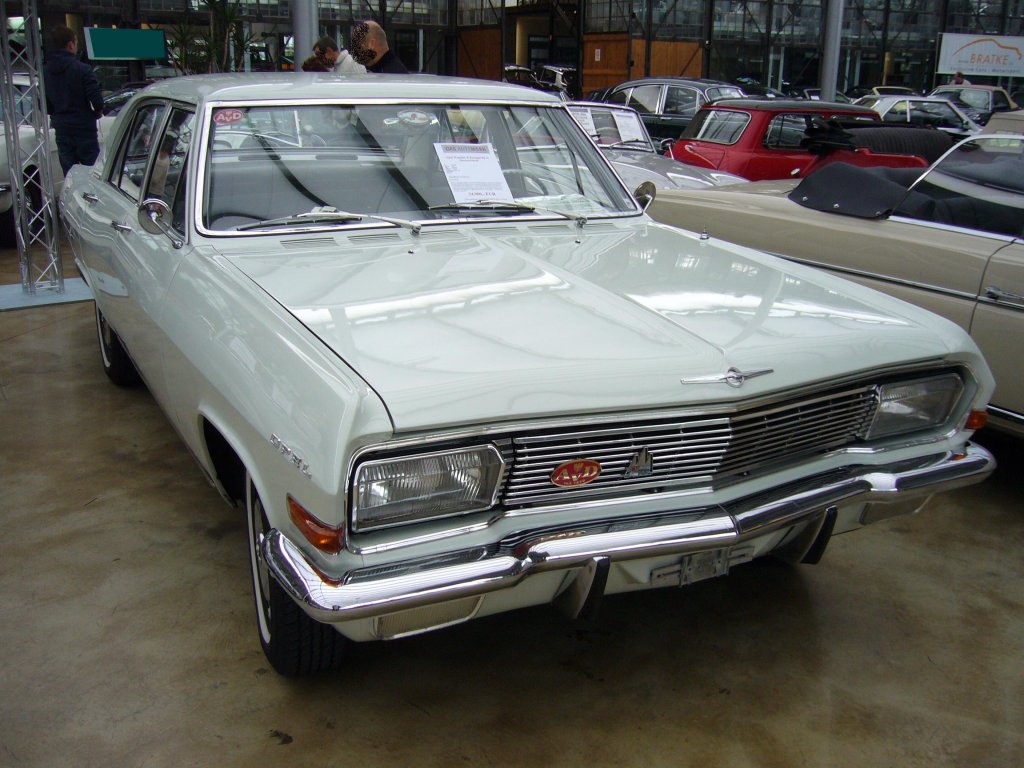 Opel Kapitn A. 1964 - 1968. Der Kapitn war das Standardmodell der groen 3 von Opel. Darber rangierten der Admiral und als Spitzenmodell der Diplomat. Hier wurde ein Modell aus dem ersten Produktionsjahr abgelichtet. Nur im ersten Jahr wurde der 2.605 cm groe 6-Zylinderreihenmotor des Vorgngermodells PL-V verbaut. Ab 1965 wurde der Hubraum auf 2.784 cm aufgebohrt. Der gezeigte Wagen wurde im GM-Montagewerk Biel produziert. Dies ist an dem Khlerlogo mit den Bergen ersichtlich. Classic Remise Dsseldorf am 01.11.2012.