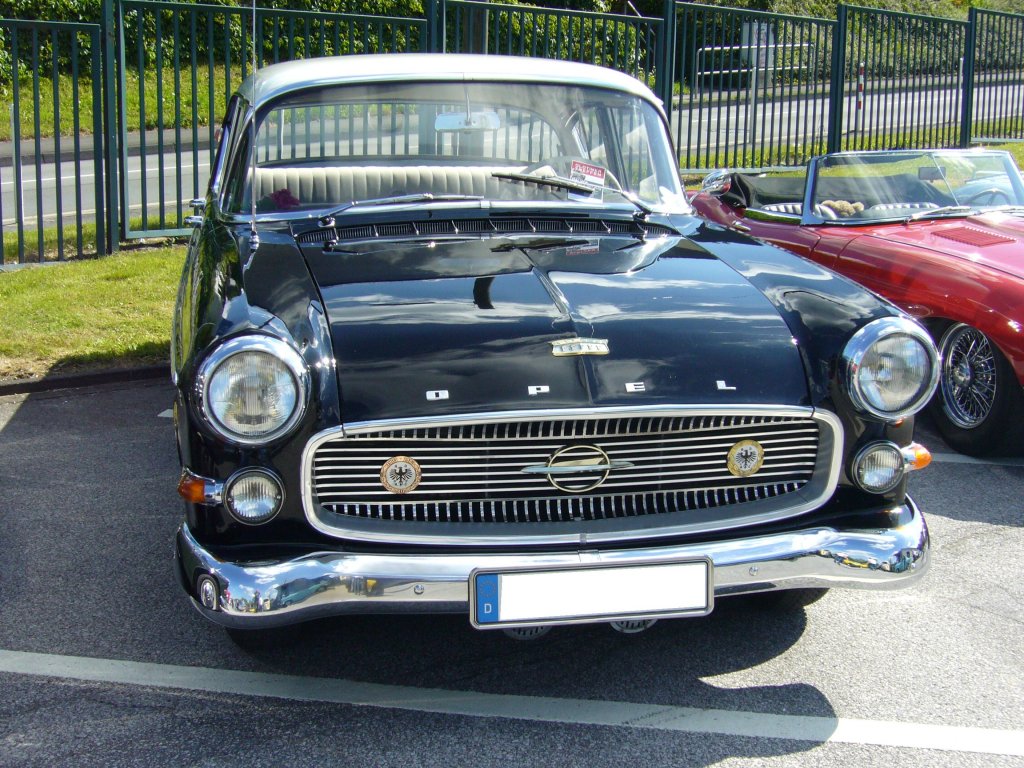 Opel Kapitn P. 1958 - 1959. Aufgrund der zu klein geratenen hinteren Tren und der unbequemen Sitzposition auf den Rcksitzen, wurde dieses Kapitnmodell nach nur einem Jahr Bauzeit vom Markt genommen. Trotzdem konnten Opel 34.842 Kapitn P verkaufen. In der abgelichteten L-Ausstattung kostete der Kapitn DM 11.000,00. Der 6-Zylinderreihenmotor leistet 80 PS aus 2.473 cm Hubraum. Oldtimertreffem beimTV Wuppertal am 10.06.2012.
