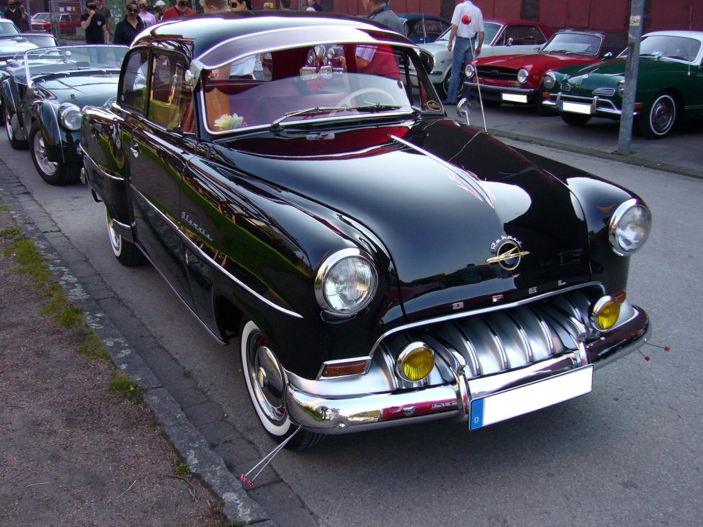 Opel Olympia Rekord. 1953 - 1954. Bei diesem Modell handelt es sich um den ersten Opel mit Pontonkarosserie. Mit verschiedenen Facelifts blieb dieses Modell bis 1957 im Programm. Dieses Modell der ersten Serie leistet 40 PS aus 1.488 cm Hubraum. Oldtimertreffen Kokerei Zollverein am 02.10.2011. 