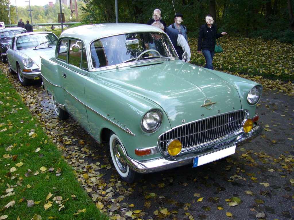 Opel Olympia Rekord von 1957. Der Olympia Rekord wurde in dieser Grundform seit 1953 gebaut. Es gab jedes Jahr Faceliftings, sowie technische Verbesserungen. Die zweitrige Limousine lief im Jahr 1957 in 133.442 Einheiten vom Band. Der 1.488 cm Motor leistete 45 PS. Oldtimertreffen Kokerei Zollverein.