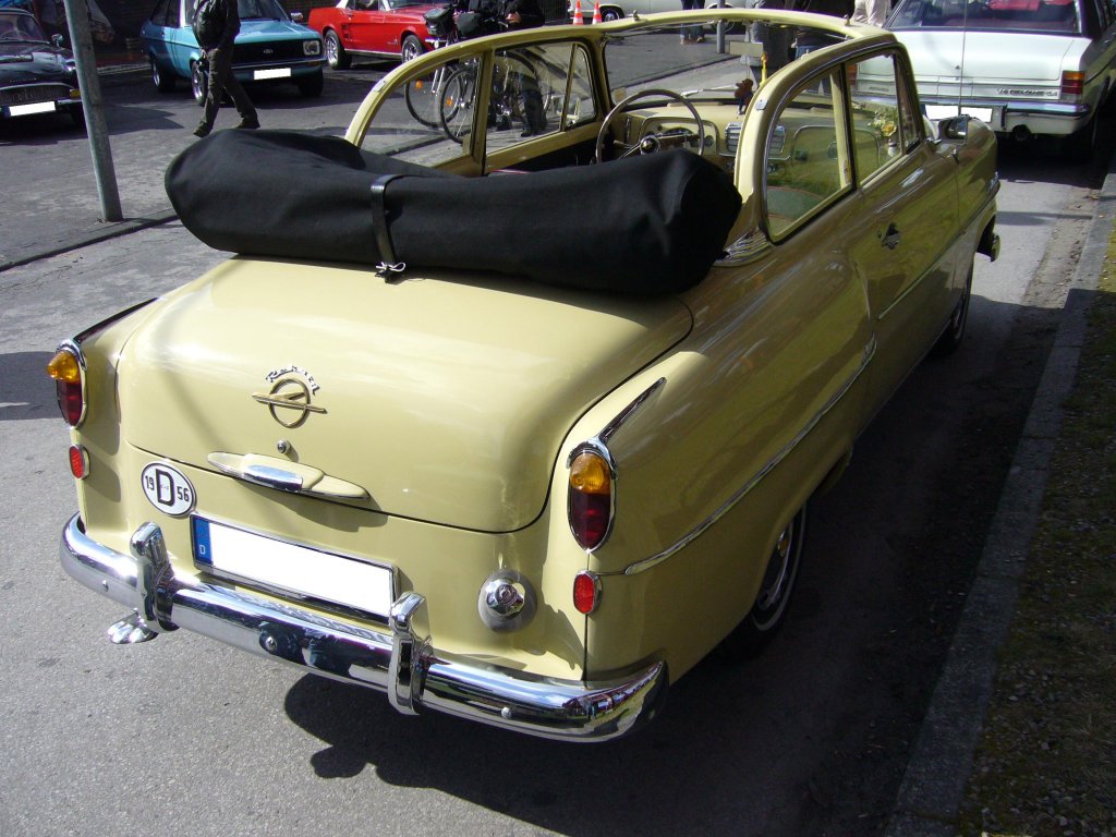 Opel Olympia Rekord Cabriolet-Limousine. 1953 - 1956. Der Olympia Rekord wurde bis 1957 produziert. Als Facelift prangte in jedem Modelljahr ein neuer Khlergrill an der Front des Wagens. Lediglich im letzten Produktionsjahr wurde die Cabriolet-Limousine eingestellt. Das abgelichtete Auto stammt aus dem Jahr 1956 und ist im Farbton 400/Saharagelb lackiert. Der 1.488 cm groe 4-Zylinderreihenmotor leistet 45 PS. Ein solche Cabriolet-Limousine schlug 1956 mit DM 6.560,00 zu Buche. Fr die normale Limousine verlangte der Opel Hndler DM 410,00 weniger. Oldtimertreffen Kokerei Zollverein am 01.04.2012.