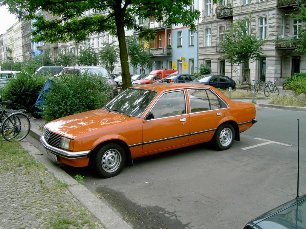 Opel Rekord 2.0 S, gesehen 04/2006 in Berlin.