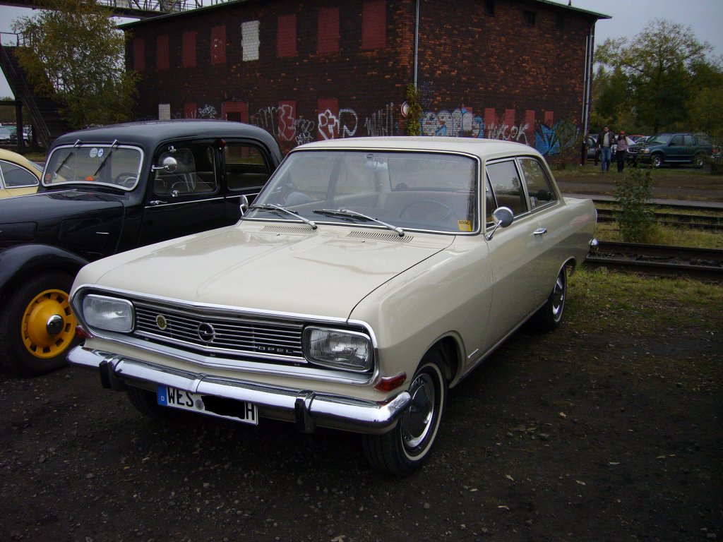 Opel Rekord B. Baujahr 1965-1966 in sandbeige auf dem Besucherparkplatz der Historicar am 21.10.2007.