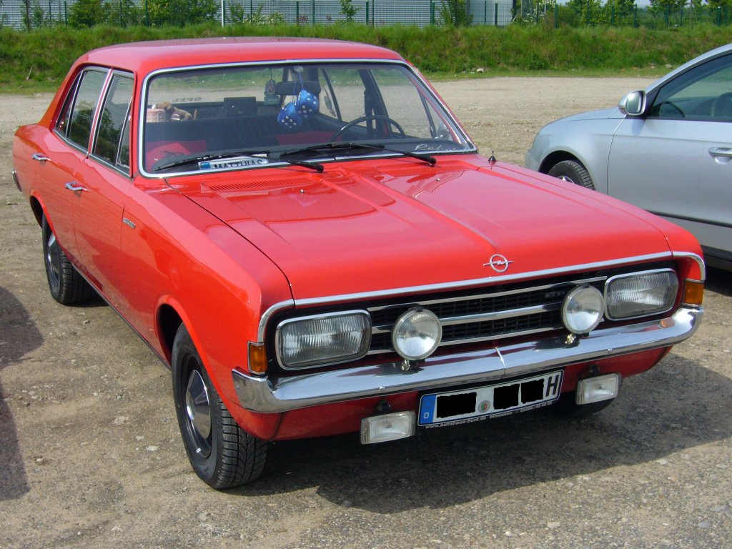 Opel Rekord C 1700 viertrig gebaut von 1966-1971 in der Farbe MM Granadarot. Besucherparkplatz der Niederrhein Classic.