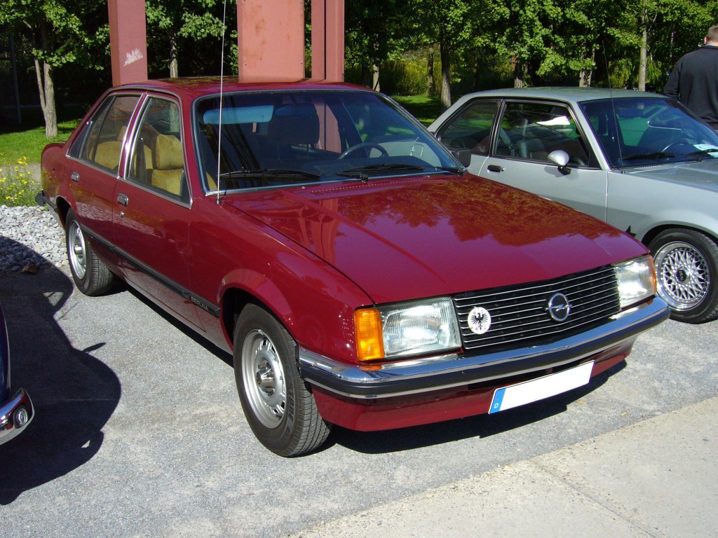 Opel Rekord E1. 1977 - 1982. Dieser royalrote 4-trige Wagen in  Berlinaausstattung war im letzten Produktionsjahr ab DM 20.800,00 zu haben. Oldtimertreffen Zollverein.