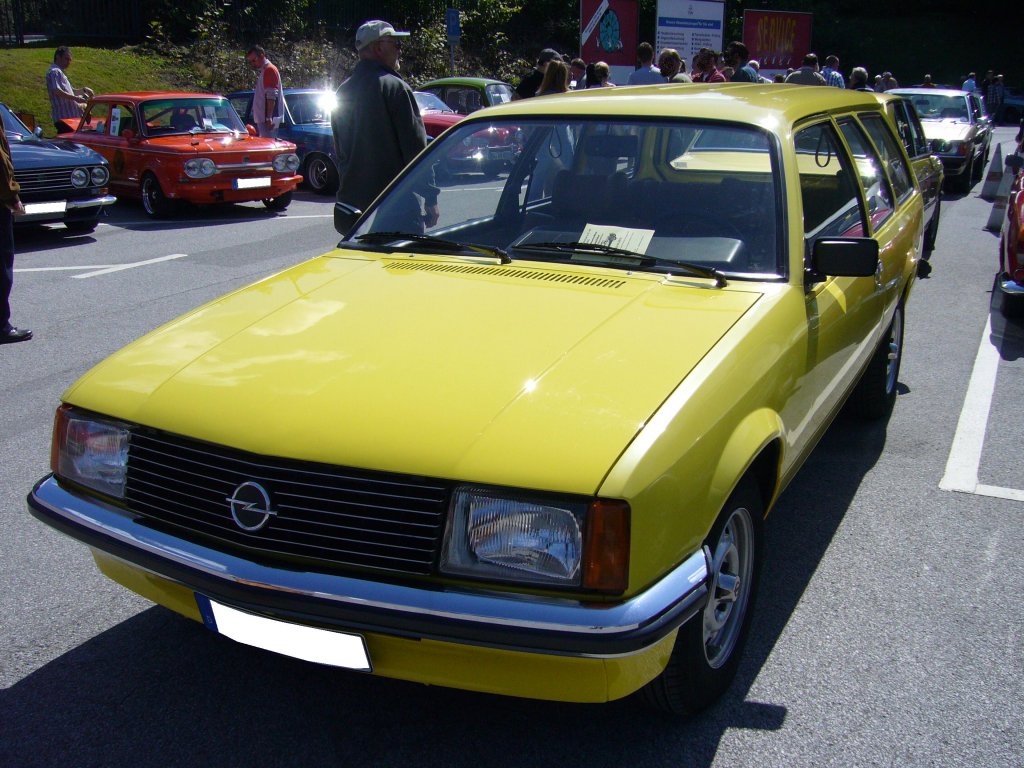 Opel Rekord E1 CarAvan. 1977 - 1982. Hier wurde ein Rekord E1 CarAvan in Grundausstattung abgelichtet. Oldtimertreffen beim TV Wuppertal am 10.06.2012.