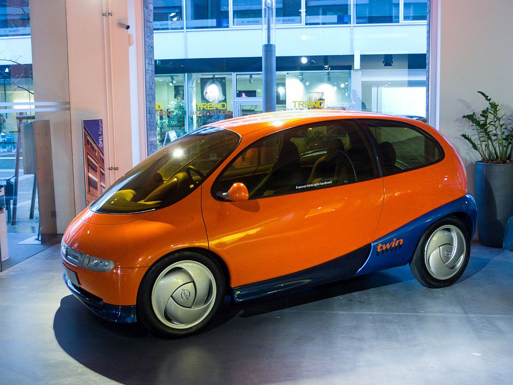 Opel Twin, Seitenansicht. Dieses Elektroauto debtierte im Jahre 1992 in Genf.