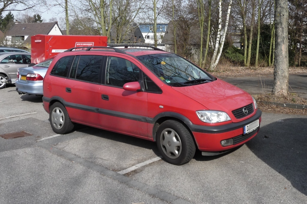 Opel Zafira, nicht ganz platzsparend eingeparkt (12.3.11). Auch eine Art Parkpltze zu reservieren...
