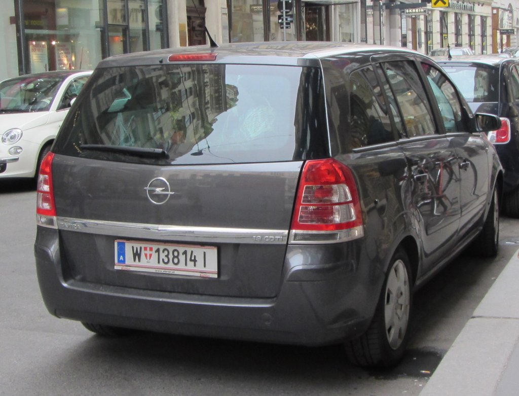 Opel Zafira parkt in Wien.(5.4.2012)