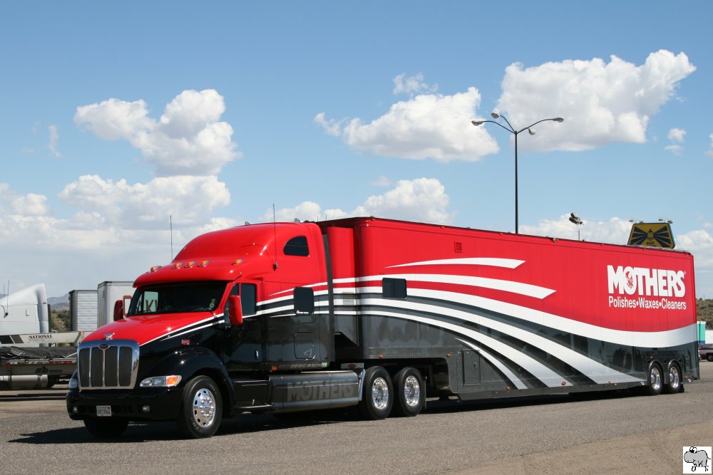 Peterbilt 387 der Firma  Mothers , aufgenommen am 25. September 2011 bei  Petro Stopping Center  nahe Kingman Arizona.