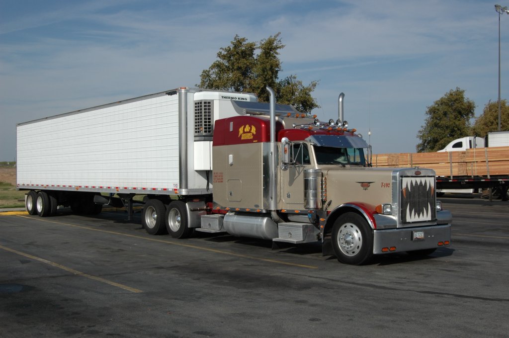Peterbilt Kühltransporter wurde im September 2007 in Kalifornien USA auf einem großen Truckerrastplatz an der 99 zwischen Bakersfield und Fresno abgelichtet. 