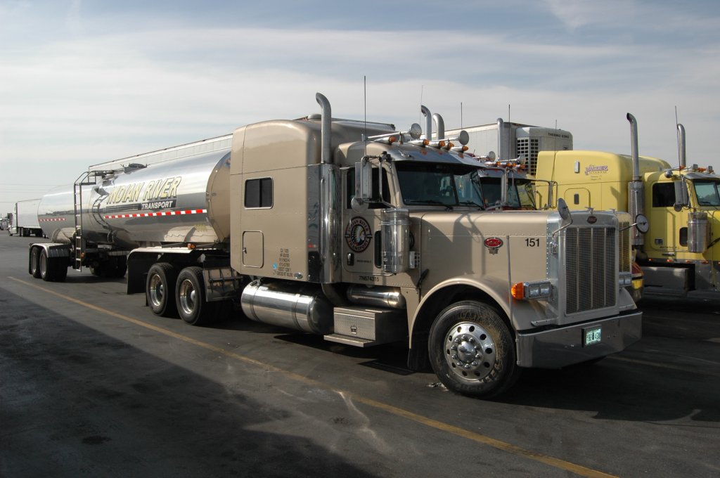 Peterbilt Sattelzug für Lebensmitteltransporte der Firma Indian River Transports wurde im September 2007 in Kalifornien USA auf einem großen Truckerrastplatz an der 99 zwischen Bakersfield und Fresno gesehen und sofort abgelichtet.