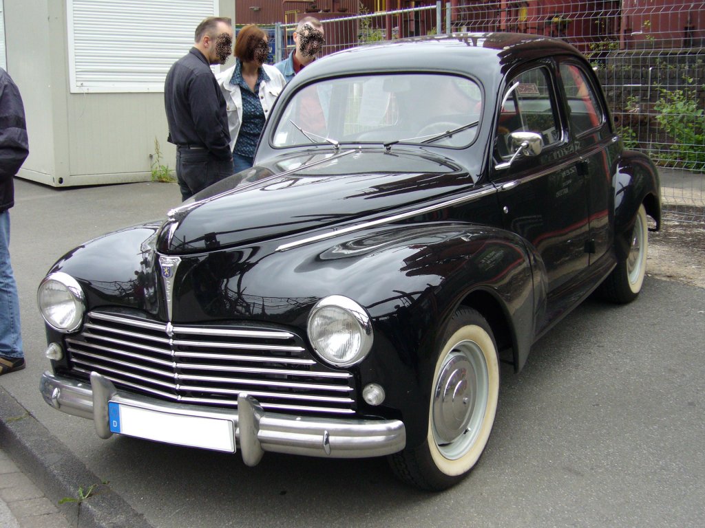 Peugeot 203 Limousine. Der 203 lief von Januar 1949 bis Februar 1960 in ca. 685.000 Exemplaren vom Band des Stammwerkes Sochaux. Der Wagen war grundstzlich mit einem 4-Zylinderreihenbenzinmotor mit 1.290 cm motorisiert. Die Motorleistung betrug 42 PS, ab Oktober 1952 45 PS. Oldtimertreffen Kokerei Zollverein 03.07.2011.
