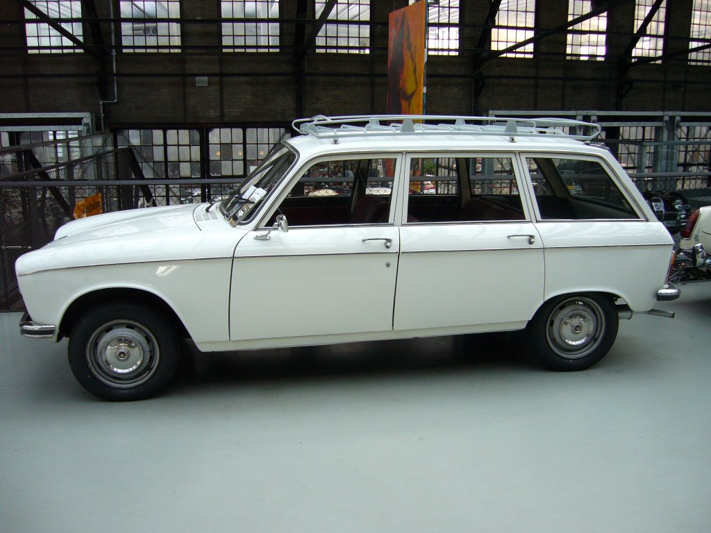 Peugeot 204 Break. Das Kombimodell des 204 wurde sechs Monate nach Vorstellung der Limousine plaziert (10.1965). Die Baureihe lief bis 1976, mit diversen Verbesserungen, in Sochaux vom Band. Ab 1968 konnte der  Break auch mit Dieselmotor geordert werden. Peugeot konnte sich dadurch rhmen, den kleinsten Diesel-Pkw der Welt zu bauen. Meilenwerk Dsseldorf.