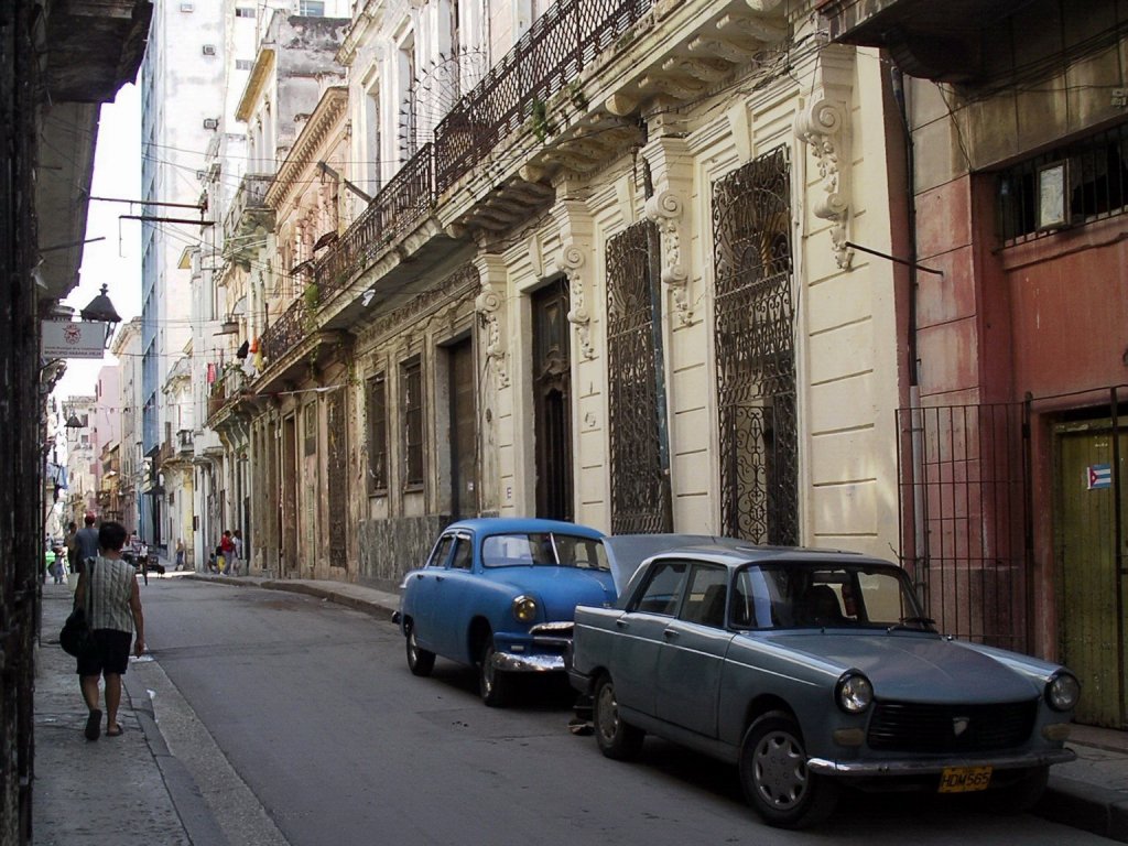 Peugeot 404 (aus argentinischer Produktion) in der Altstadt von Havanna. Dahinter ein US-Wagen aus den frhen Fnfzigern.

Habana, Kuba
09-2003
