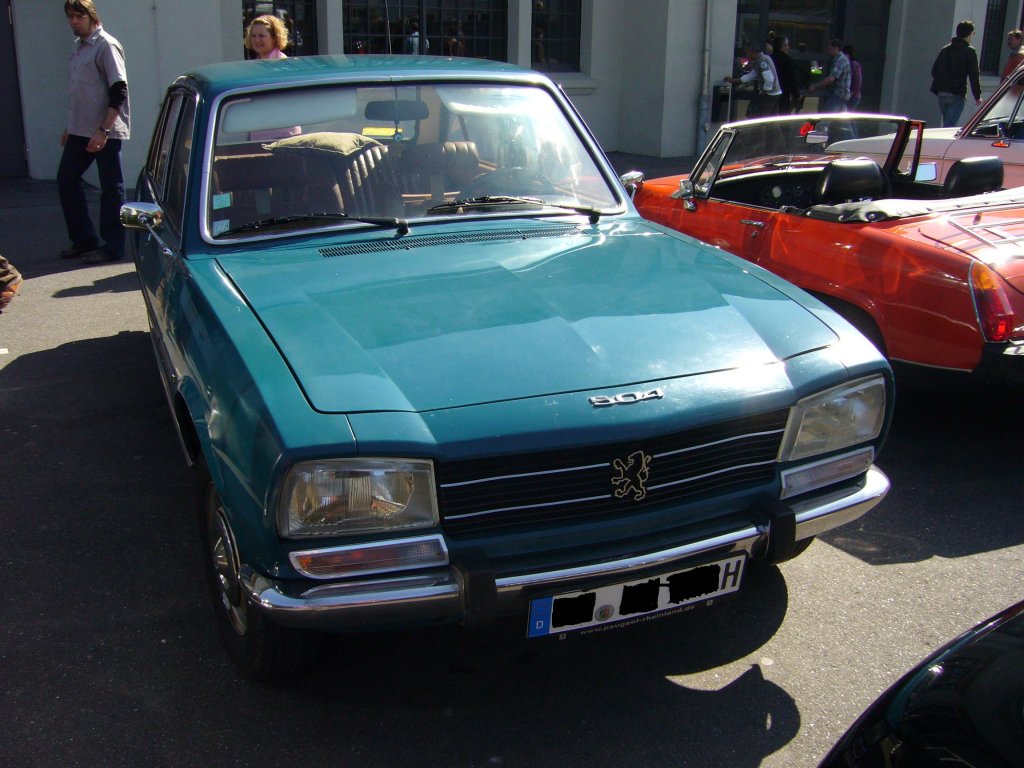 Peugeot 504, gebaut von 09.1968-02.1983. Der 504 war ein Millionenseller. Whrend er bei uns fast nicht mehr zu sehen ist, sieht man ihn auf dem schwarzen Kontinent noch hufig als  Buschtaxi . Besucherparkplatz des Dsseldorfer Meilenwerkes.