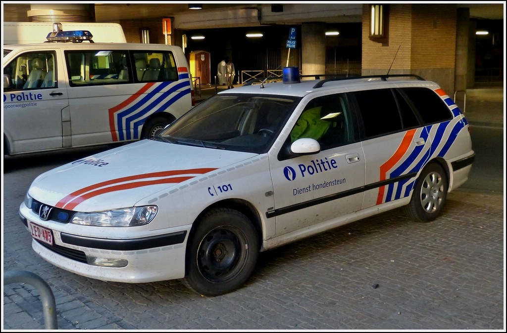 Peugeot der belgischen Polizei, Abteilung Hundestaffel, aufgenommen am Bahnhof in Brssel Midi am 10.05.2013.