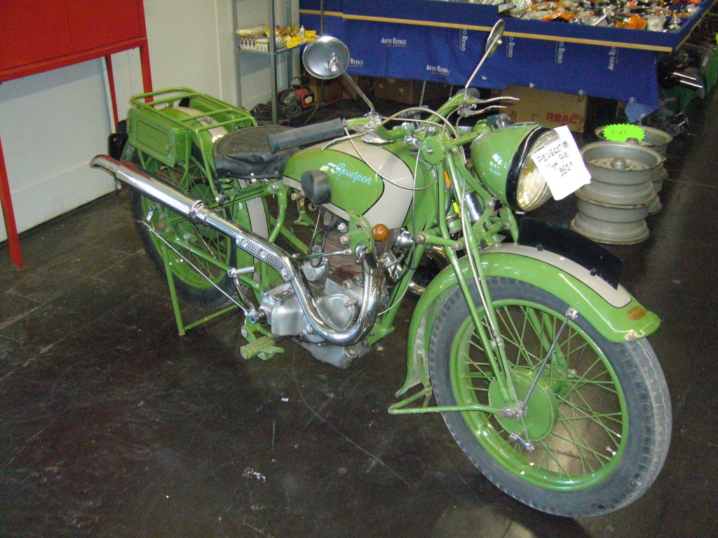 Peugeot P 135. Die P 135 war ein 350 cm Motorrad, das meines Wissens von 1933 bis in die Nachkriegsjahre, als  Volksmotorrad  produziert wurde. Wer wei mehr? Techno Classica am 25.03.2012.