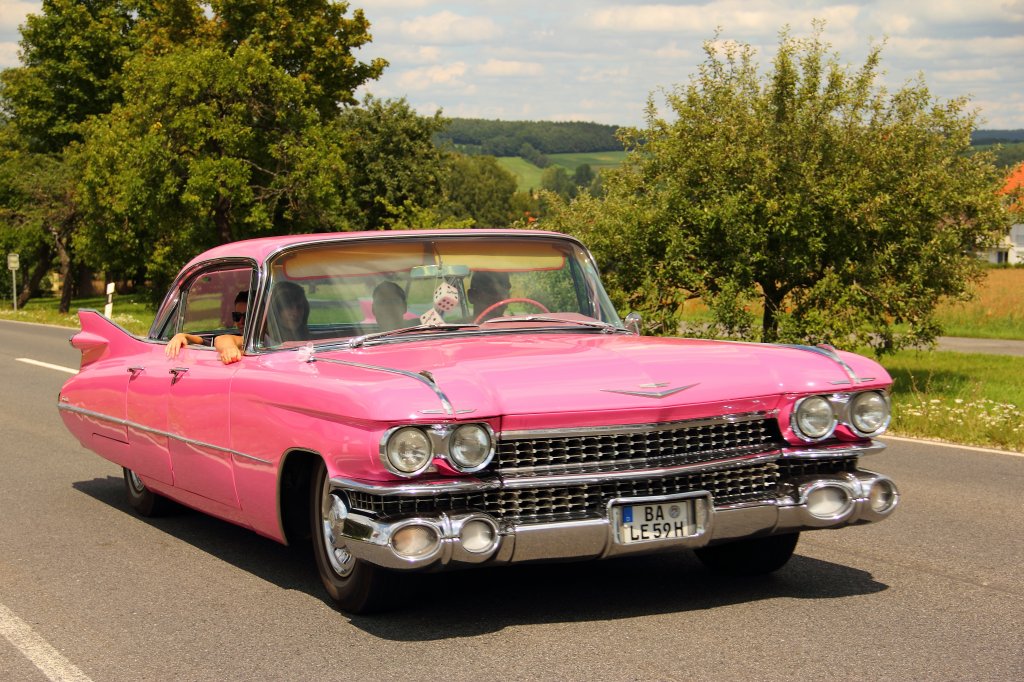 Pink Cadillac Sedan de Ville 1959  sweep-roof  am 10.07.2011.
