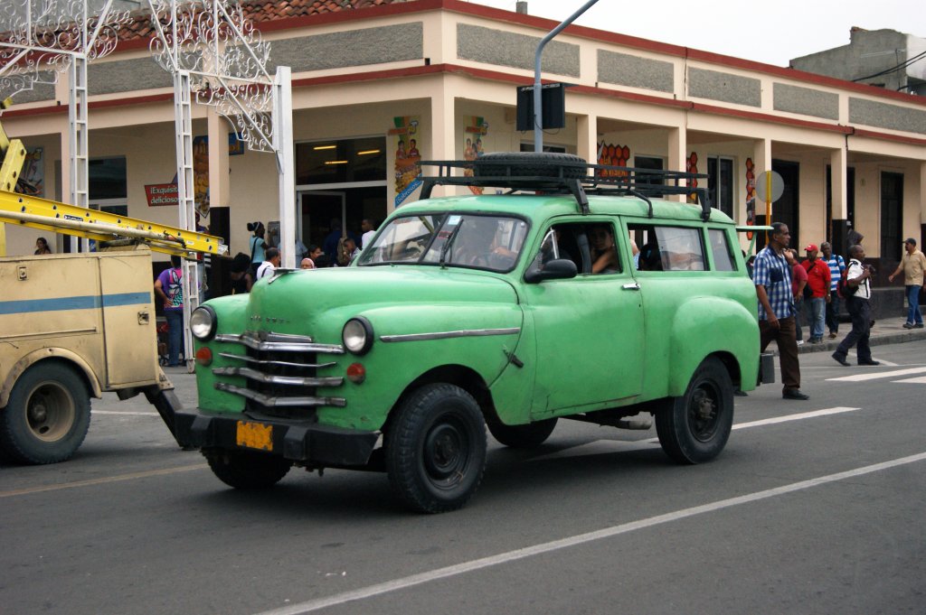 Plymouth Oldtimer auf den Strassen von Santiago de Cuba. Die Aufnahme stammt vom 11.07.2013.