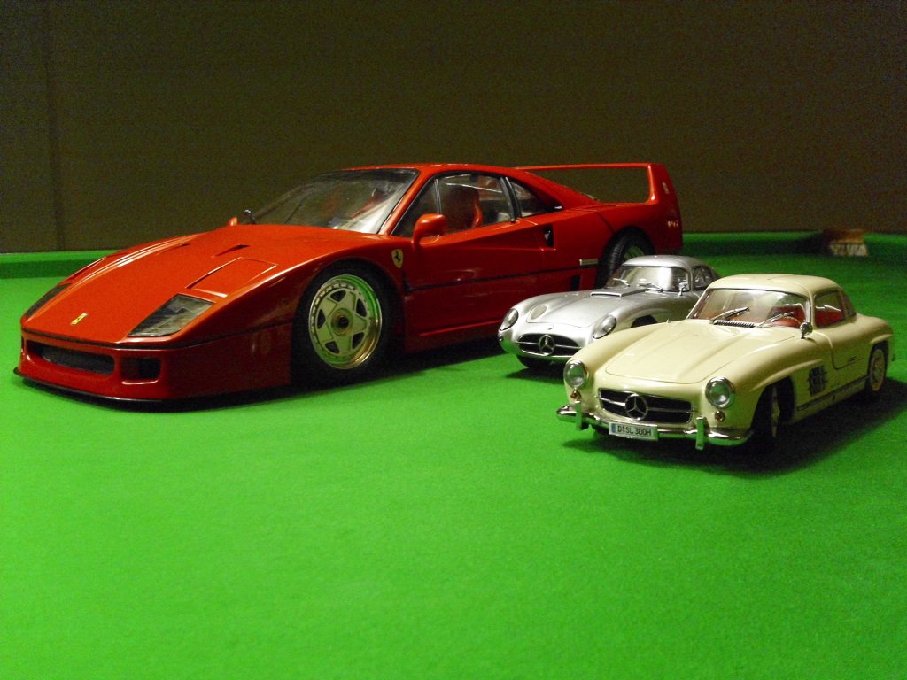 Pocher Ferrari F40, Mastab 1:8, Vergleich mit 300 SLR Uhlenhaut Coupe von CMC und 300 SL von Minichamps (beide 1:18)