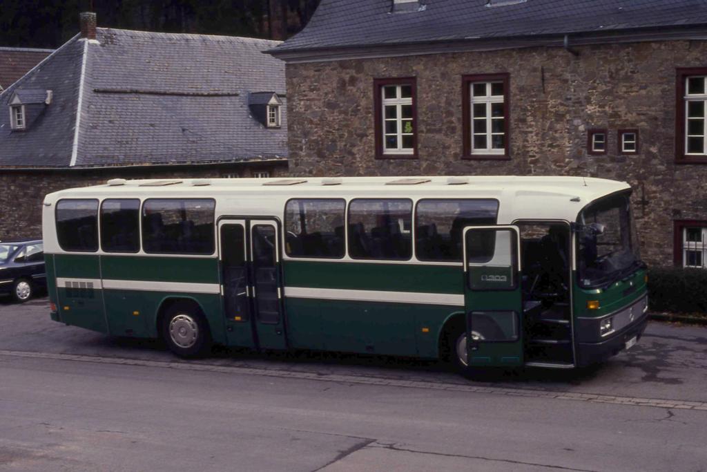 Polizei Bus DB 303 PP Kln
Schloss Gimborn am 21.03.1994