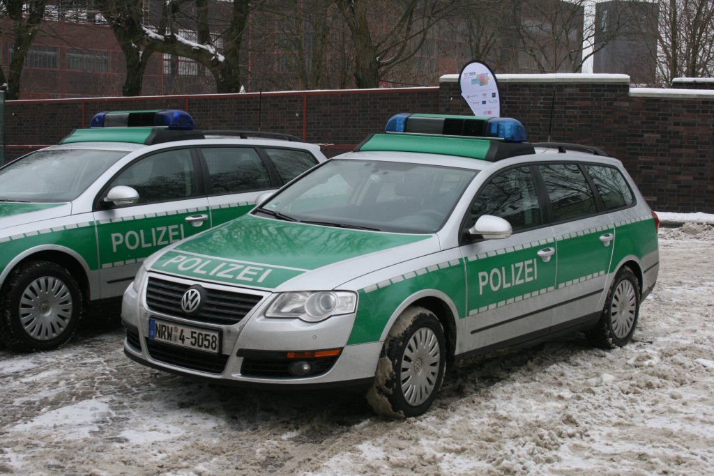 Polizei Essen
NRW 4 5058
VW
Aufgenommen bei der Erffnung der Ruhr 2010 am 10.1.2010 auf der Zeche Zollverein. 

