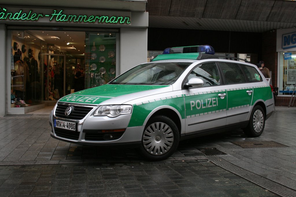 Polizei Neuss
NRW 4 4980
VW
Aufgenommen bei einer Infoveranstaltung in der Neusser Innenstadt am 28.11.2009.