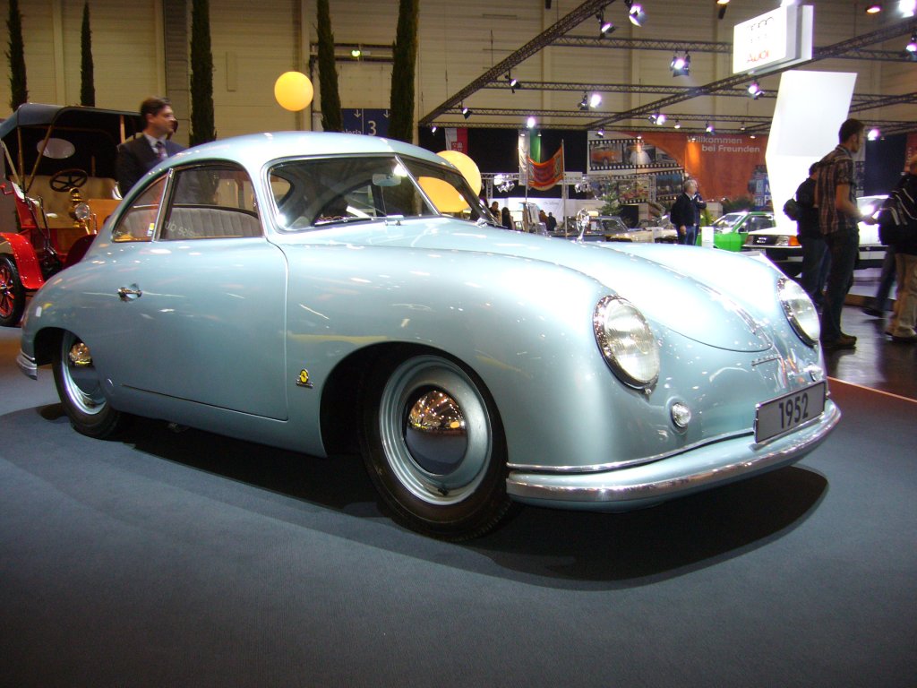 Porsche 356 Coupe mit Reuter Karosserie aus der ersten Hlfte des Jahres 1952, da hier noch die geteilte Knick-Frontscheibe verbaut ist. Ab Mitte 1952 wurde die ungeteilte Knickscheibe eingesetzt. Technoclassica