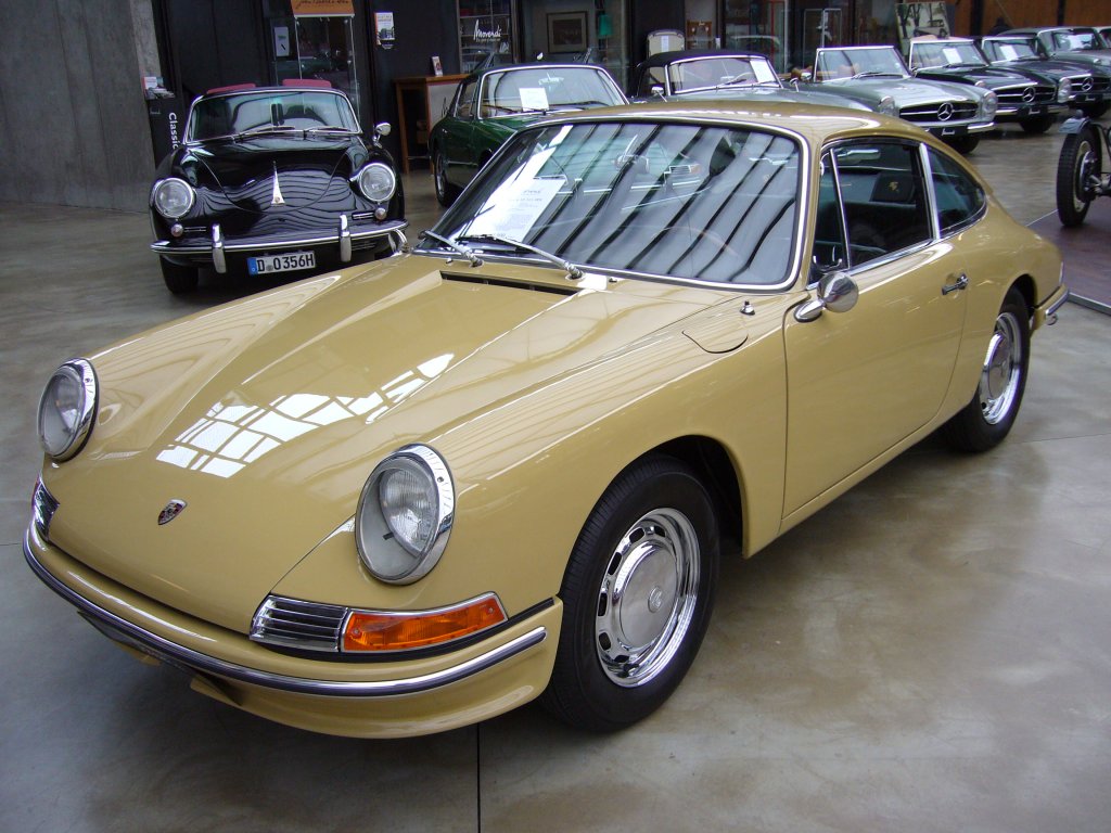 Porsche 911 2.0 SWB von 1966 in der seltenen Lackierung 6607=Sandbeige. Bei dem Wagen handelt es sich um einen US-Reimport. Classicremise Dsseldorf am 11.03.2012.