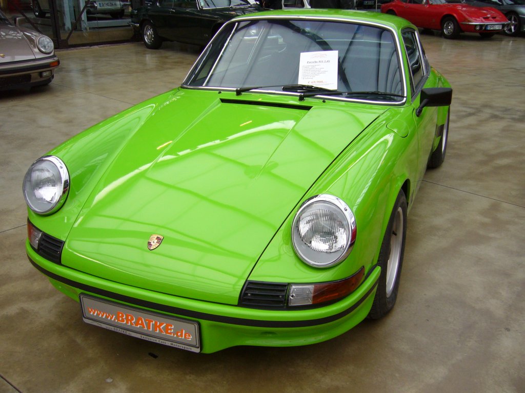 Porsche 911 2.4S von 1973, der nachtrglich auf RS umgebaut wurde. Classic Remise Dsseldorf am 08.01.2012.