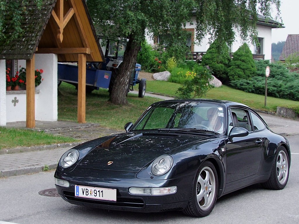 Porsche-911 kurz vor der Startlinie zur Oldtimerausfahrt in Neukirchen/Vckla;100704