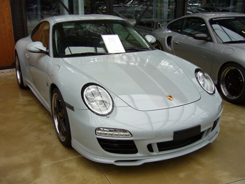 Porsche 911 Sport Classic 2009. Einer von 250 gebauten Exemplaren. Die Daten sprechen fr sich: 6-Zylinder-Boxermotor mit 408 PS. Hchstgeschwindigkeit 302 km/h. Meilenwerk Dsseldorf.