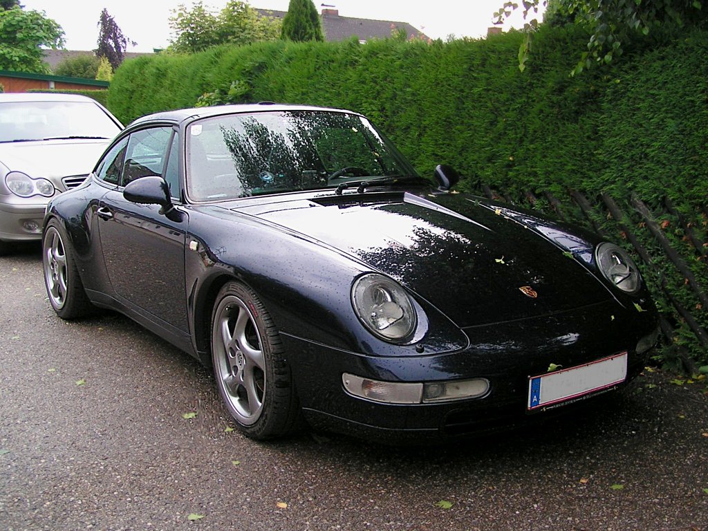 Porsche-911 in einer Wohnstrae in Braunau/Inn;100630